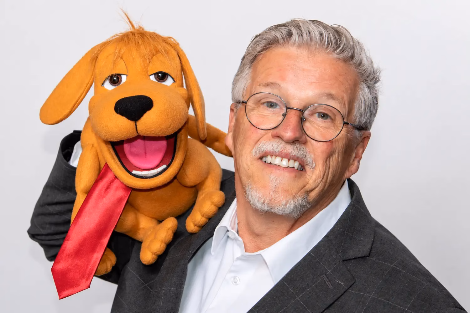 Al Getler performing clean comedy with Muddy Paws.
