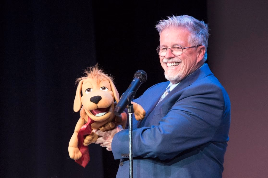Al Getler performing live with Muddy Paws.